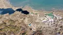 Lubang runtuhan (sinkhole) terlihat di pesisir Laut Mati dekat pantai Ein Gedi  (28/11/2020). Saat Laut Mati menyusut dan permukaan airnya menurun, ratusan sinkhole menelan tanah tempat garis pantai sebelumnya berada. (Xinhua/Gil Cohen Magen)