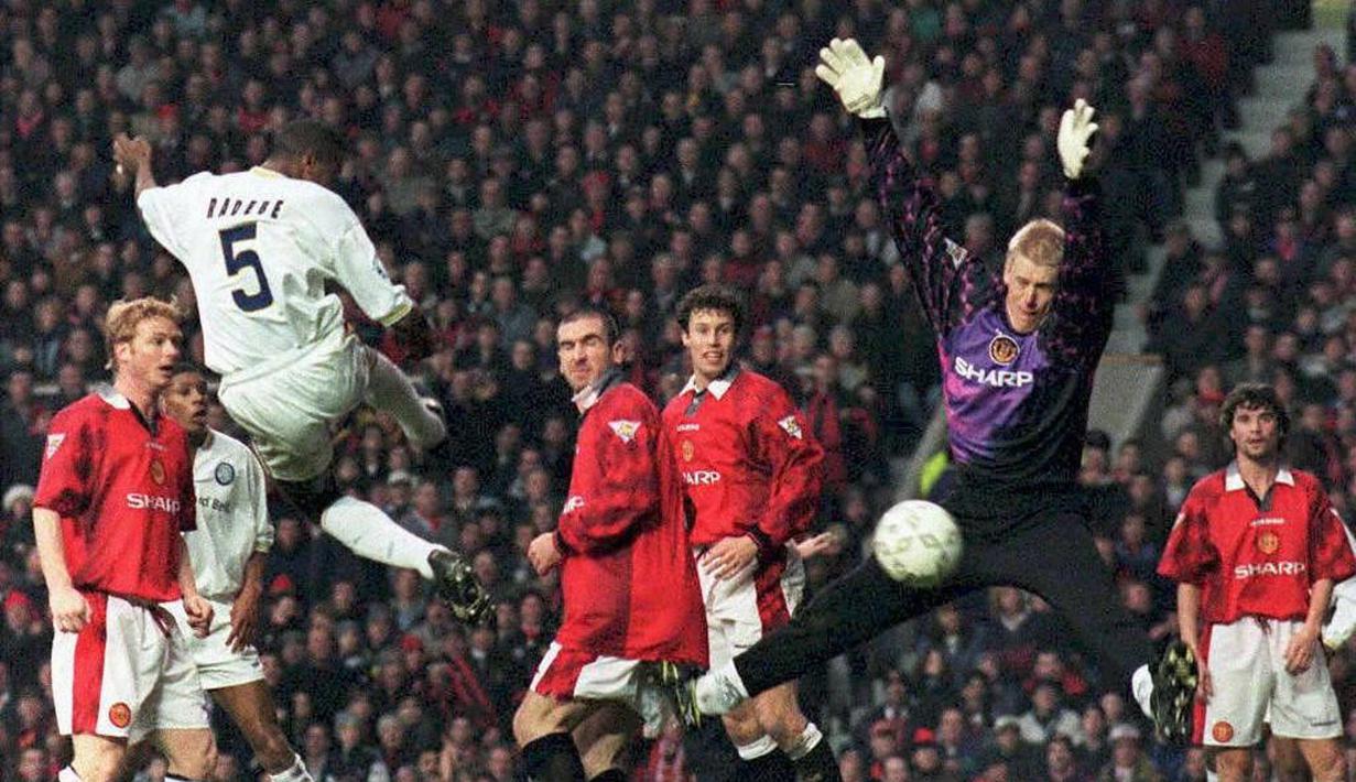Peter Schmeichel adalah kiper legendaris yang memperkuat MU pada tahun 1991–1999. Pada tahun 2002, Schmeichel kembali ke Manchester tetapi membela si biru. (AFP/PA/John Giles)