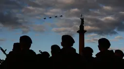 Pesawat militer Rusia terbang di atas Lapangan Dvortsovaya saat latihan untuk parade militer Hari Kemenangan di Saint Petersburg (3/5). Rusia akan merayakan ulang tahun ke-72 dari kemenangan atas Nazi Jerman di pada 9 Mei 1945. (AFP Photo/Olga Maltseva)