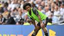 Willian merupakan pemain gaek asal Brasil yang pada musim ini kembali lagi ke Liga Inggris. Ia direkrut oleh Fulham dari Corinthians. Sebelumnya, penyerang 34 tahun itu pernah merasakan atmosfer kompetisi sepak bola di Negeri Tiga Singa tersebut dari tahun 2013 hingga 2021 bersama Chelsea dan Arsenal. (AFP/Glyn Kirk)