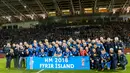 Para pemain Islandia merayakan keberhasilan lolos ke Piala Dunia 2018 usai mengalahkan Kosovo di Reykjavik, Senin (9/10/2017). Islandia untuk pertama kali dalam sejarah lolos ke Piala Dunia. (AFP/Haraldur Gudjonsson)