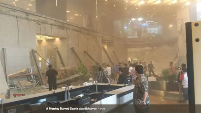 Potret Ambruknya Atap Balkon Gedung BEI Bidikan Warganet