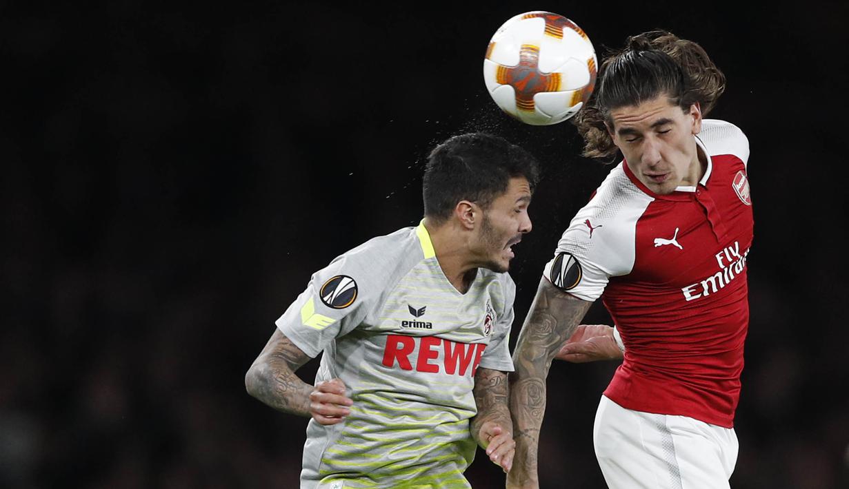 Bek Arsenal, Hector Bellerin, duel udara dengan gelandang FC Cologne, Leonardo Bittencourt, pada laga Liga Europa di Stadion Emirates, London, Rabu (14/9/2017). Arsenal menang 3-1 atas Cologne. (AFP/Adrian Dennis)