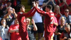 Fungsi seorang pemain berposisi bek sejatinya adalah untuk menjaga dan mengamankan daerah pertahanan. Namun di era sepak bola modern sekarang ini, fungsi bek tak lagi melulu berkutat di daerah pertahanan, mereka dituntut untuk aktif membantu lini serang. Seperti 5 bek aktif di Liga Inggris berikut ini yang mampu berperan dalam membantu serangan hingga menjadi bek pencetak assist terbanyak di Liga hingga pekan ke-18 musim 2022/2023 (30/12/2022). (AFP/Oli Scarff)