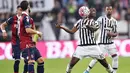 Pemain Juventus Paul Pogba berusaha menahan bola dari hadangan pemain Bologna dalam lanjuta Liga Serie A di Juventus Stadium,Turin, Senin (05/102015). Juventus menang 3-1.(EPA/Di Marco)