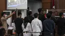 Sejumlah saksi disumpah sebelum menjalani sidang pemeriksaan saksi terkait kasus pembunuhan berencana Brigadir Yosua Hutabarat alias Brigadir J di Pengadilan Negeri Jakarta Selatan, Senin (31/10/2022). 11 saksi dihadirkan di sidang hari ini. (Liputan6.com/Johan Tallo)
