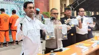 Ditresnarkoba Polda Banten bersama Bea Cukai Banten menangkap dua warga Aceh yang kedapatan membawa narkoba jenis sabu-sabu. Keduanya mencoba menyelundupkan sabu-sabu dengan cara memasukkannya ke dalam anus. (Liputan6.com/ Yandhi Deslatama)