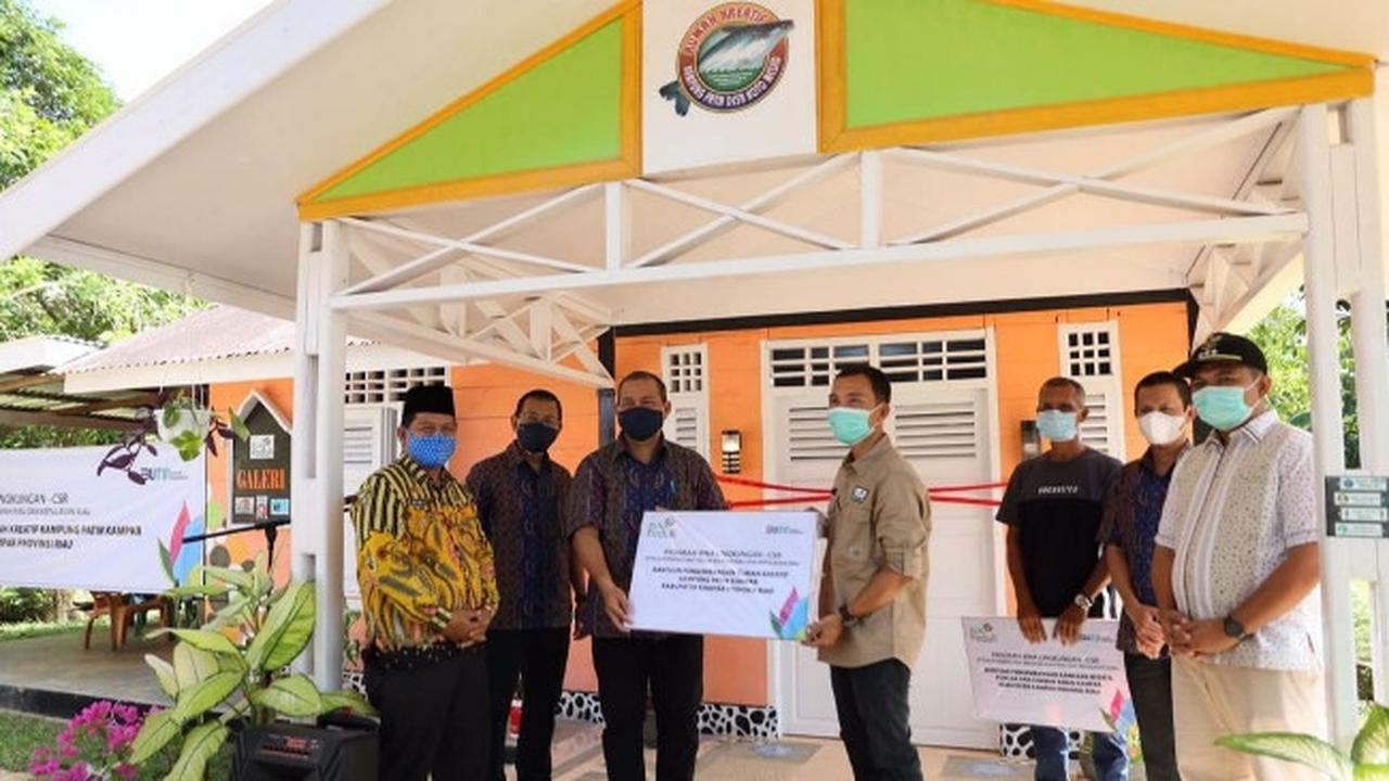 Penyerahan bantuan CS dari PLN Riau kepada pengelola Rumah Kreatif Kampung Patin di Desa Koto Mesjid, Kabupaten Kampar.