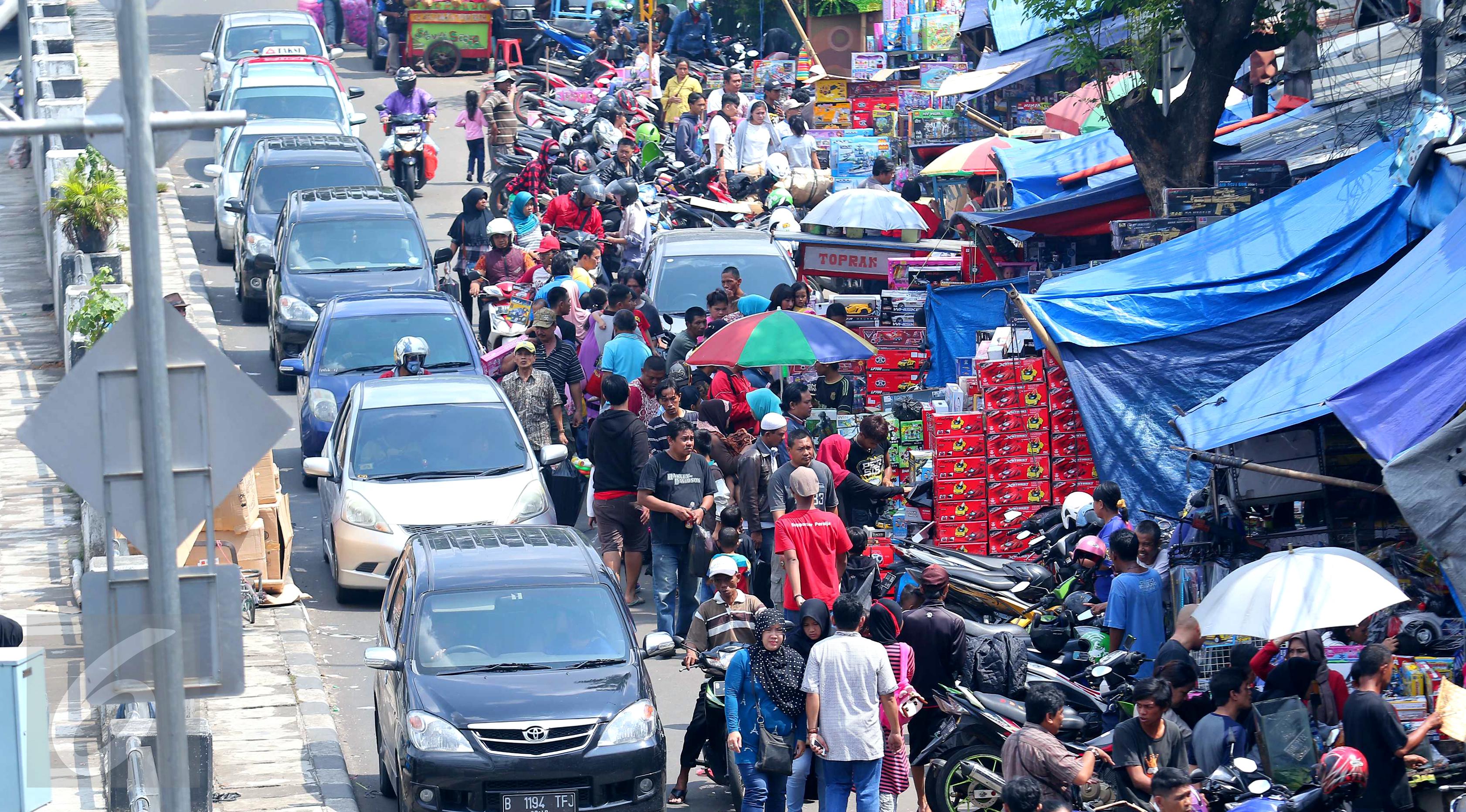 Kepadatan Pasar Gembrong, Jakarta, saat sejumlah warga berburu mainan anak, Jumat (8/7). Libur lebaran banyak dimanfaatkan orang tua untuk mengajak anaknya berbelanja aneka mainan murah. (Liputan6.com/Angga Yuniar)