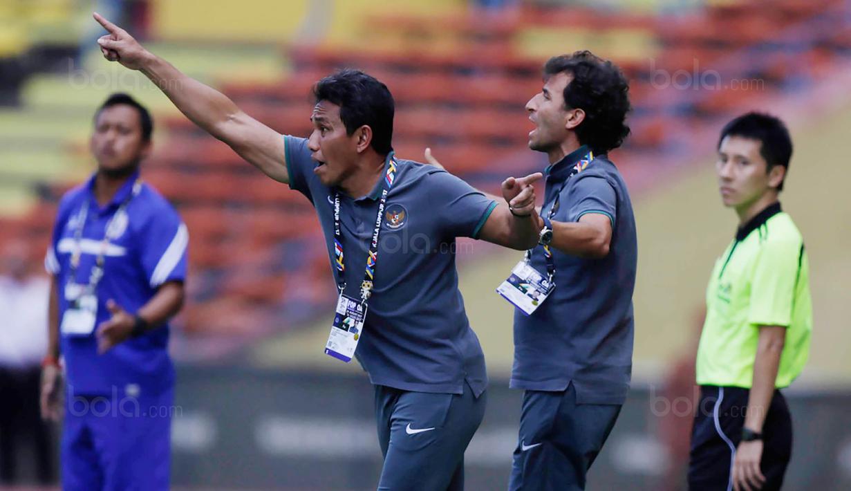 Pelatih Timnas Indonesia, Luis Milla dan Bima Sakti saat pertandingan Kamboja di Stadion Shah Alam, Selangor, Kamis, (24/8/2017). Indonesia menang 2-0 atas Kamboja. (Bola.com/Vitalis Yogi Trisna)