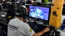 Peserta bermain game pada acara Festival Teknologi Campus Party di Sao Paulo, Brasil, Selasa (30/1). (Nelson ALMEIDA/AFP)