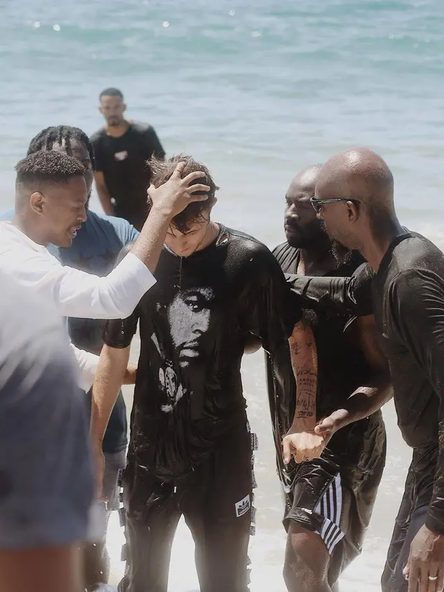 Potret Anwar Hadid, Adik Gigi Hadid yang Dikabarkan Pindah Agama