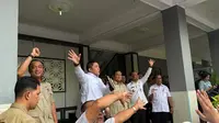Seskab Teddy Pimpin Pelajar SMA N 1 Cilacap Nyanyi Lagu Nasional di Depan Prabowo