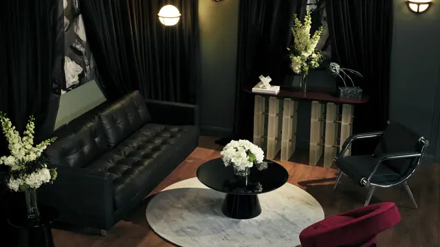 Bagi kamu yang berani, kediaman Deetz menawarkan lebih dari sekadar galeri seni.