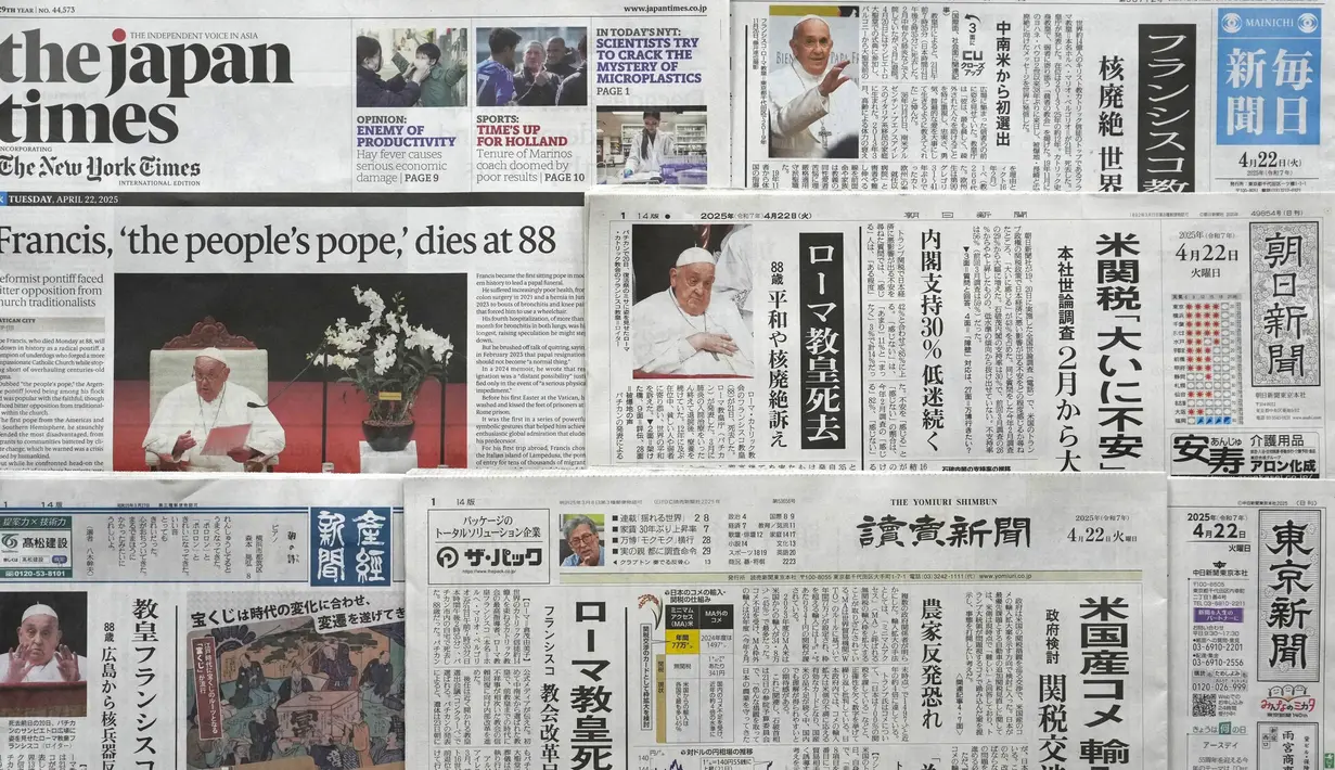 Paus Fransiskus meninggal dunia pada Senin pagi 21 April 2025. Tampak foto yang menunjukkan halaman depan edisi pagi surat kabar utama Jepang yang melaporkan kematian Paus, di Tokyo pada tanggal 22 April 2025. (Kazuhiro NOGI/AFP)