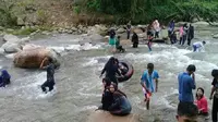 Di Sungai Jodoh Latuppa, pengunjung bisa berendam santai dengan sedikit adrenalin meningkat. (Liputan6.com/Eka Hakim)