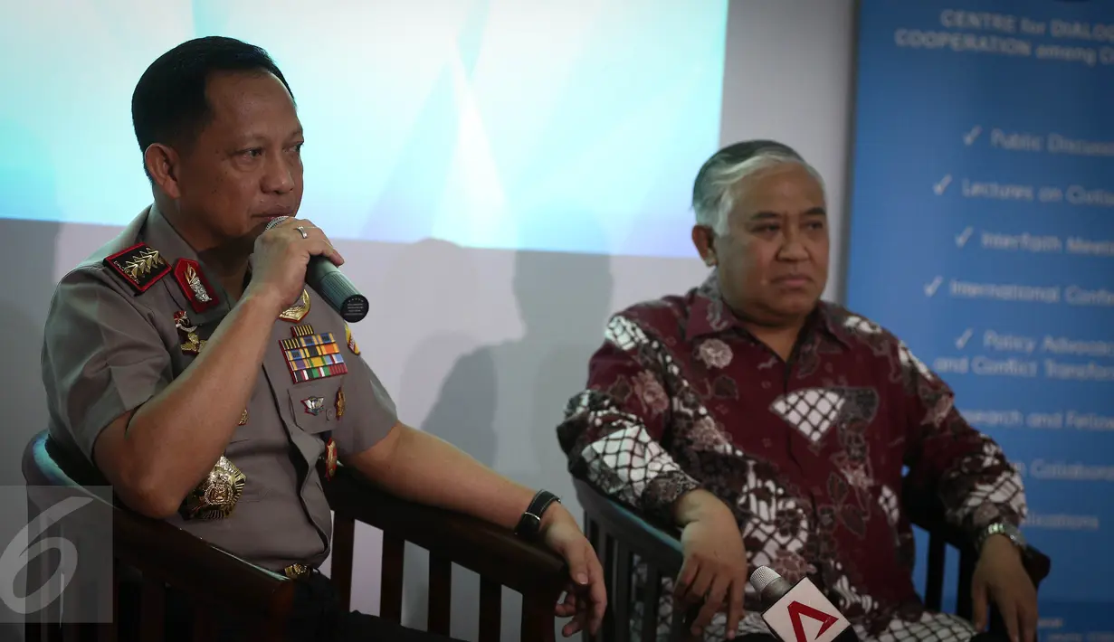 Kapolri Jenderal Tito Karnavian disaksikan Ketua CDC Din Syamsuddin memberi paparan dalam Dialog Bersama Kapolri di Jakarta, Kamis (4/8). Dialog tersebut membahas tentang konflik yang terjadi di beberapa wilayah di Indonesia. (Liputan6.com/Faizal Fanani)