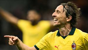 Pemain AC Milan, Luka Modric, merayakan gol yang dicetaknya ke gawang Bologna pada pekan 3 Liga Italia Serie A di Stadion San Siro, Senin (15/9/2025) dini hari WIB. (Stefano RELLANDINI / AFP)