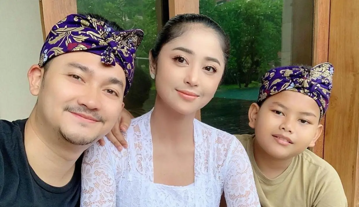 Pesona penyanyi dangdut yang dikenal dengan goyang gergaji ini memang menawan. Dewi Perssik yang kerap disapa DP kini baru liburan di Pulau Dewata Bali bersama keluarga. (Liputan6.com/IG/@dewiperssikreal)