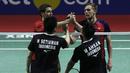 Ganda putra Indonesia, Mohammad Ahsan/Hendra Setiawan, menyalami ganda Jerman, Mark Lamsfuss/Marvin Seidel, pada Blibli Indonesia Open 2019 di Istora Senayan, Jakarta, Rabu (17/7). Ahsan/Hendra menang 21-16, 21-17. (Bola.com/Yoppy Renato)