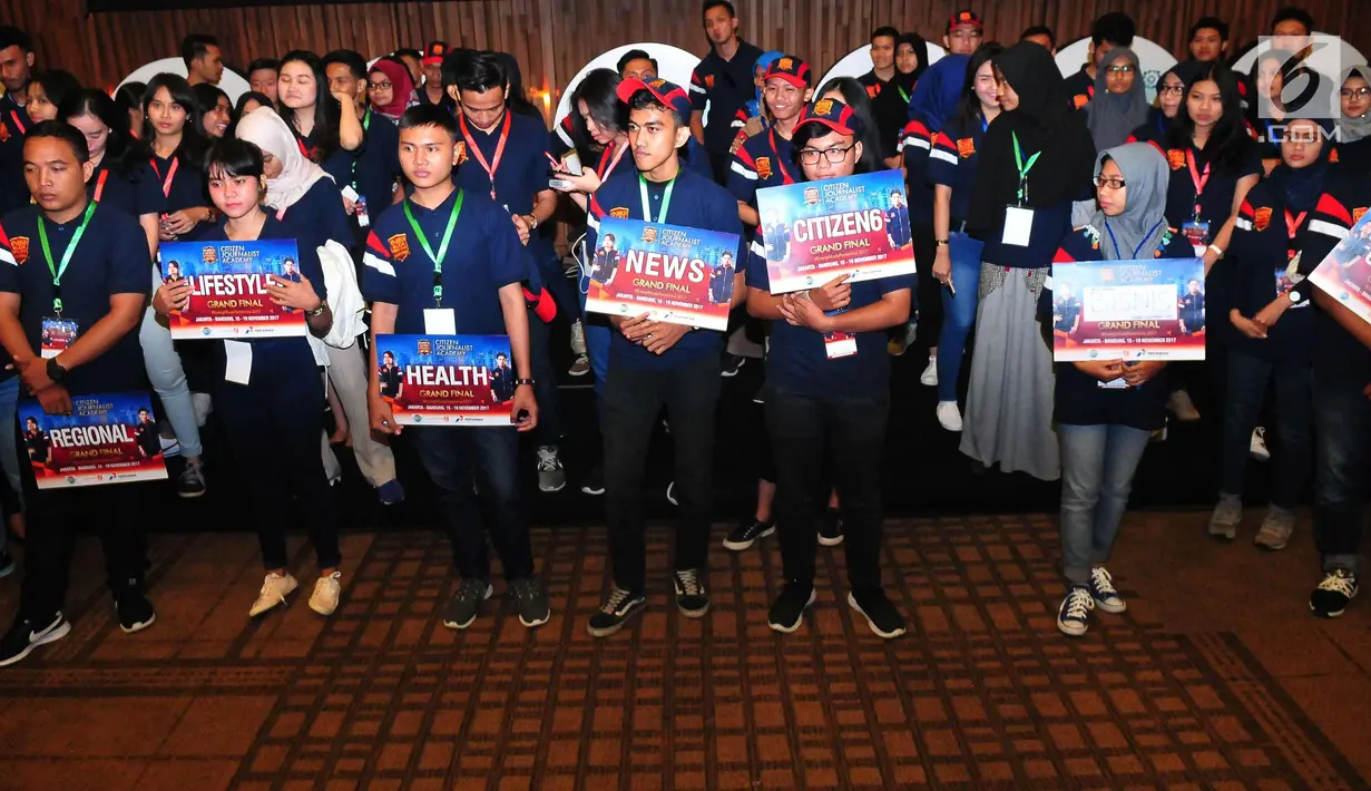 Sejumlah peserta finalis saat media tour ke redaksi berita di Sctv Tower, Jakarta (15/11). Finalis Citizen Journalist Academy Energi Muda Pertamina berasal dari 3 kota Semarang, Balikpapan dan Jakarta. (Liputan6.com/Helmi Afandi)