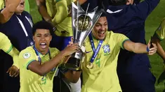Sebagai kontestan CONMEBOL yang punya rekam jejak mentereng di Piala Dunia U-20, Timnas Brasil U-20 kali ini datang dengan sederet pemain muda berkualitas. Pasalnya, mereka memiliki dua pemain yang mumpuni untuk menjebol gawang lawan. Dua nama yang dimaksud ialah Vitor Roque (kanan) dan Andrey Santos. (AFP/Juan Barreto)