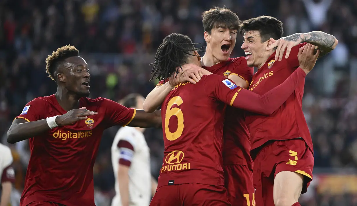 Pemain AS Roma Chris Smalling (tengah kiri) merayakan golnya saat melawan Salernitana pada pertandingan sepak bola Serie A di Olympic Stadium, Roma, Italia, 10 April 2022. AS Roma menang dramatis 2-1. (Alfredo Falcone/LaPresse via AP)