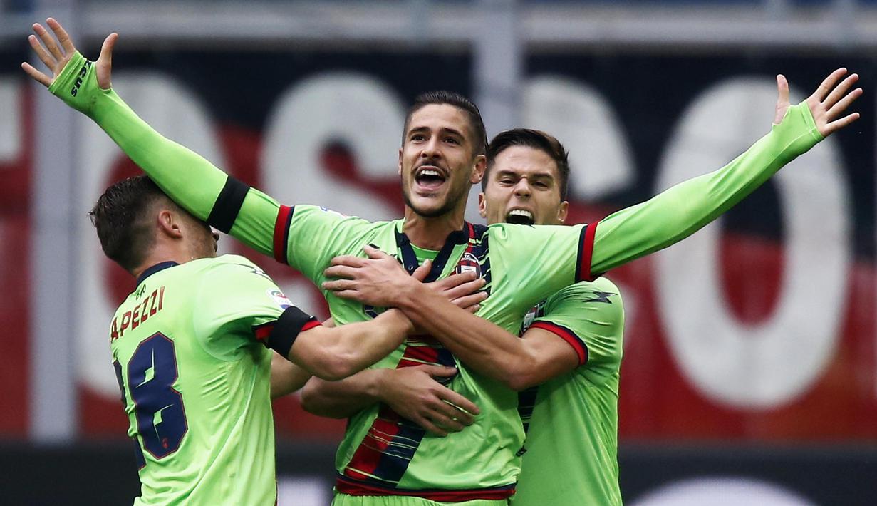 Pemain Crotone, Diego Falcinelli merayakan golnya ke gawang AC Milan pada lanjutan Serie A di San Siro Stadium, Milan, (04/12/2016). Milan menang 2-1.  (AFP/Marco Bertorello)