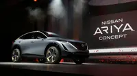 Mobil konsep Nissan Ariya dipamerkan kepada media saat sesi pratinjau Tokyo Motor Show di Tokyo, Jepang, Rabu (23/10/2019). (AP Photo/Kiichiro Sato)