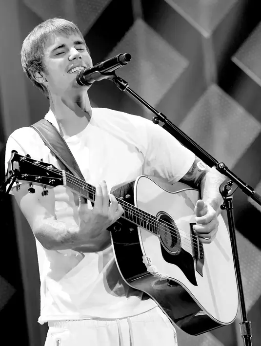 Seorang paparazzi bertanya apakah Justin masih mencintai mantannya, Selena. Namun jawaban tak terduga pun muncul dari bibir Justin yang berpura-pura tak mengerti pertanyaan itu. (AFP/Bintang.com)