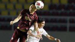 Pemain PS Sleman, Fitrah Ridwan (kanan) duel udara dengan pemain PSM Makassar, Sutanto Tan, pada laga perebutan juara tiga Piala Menpora 2021 di Stadion Manahan, Solo, Sabtu (24/4/2021). (Bola.com/M Iqbal Ichsan)