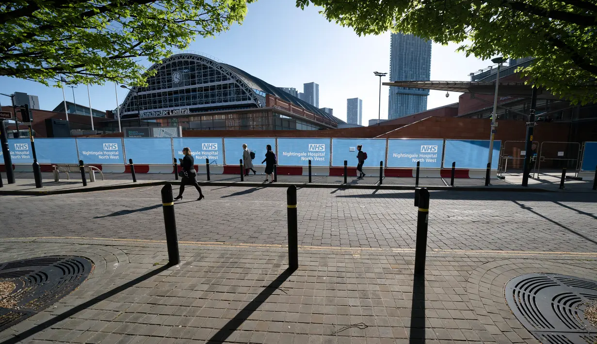 Pemandangan pusat konferensi Manchester Central yang dialihfungsikan menjadi rumah sakit lapangan bernama NHS Nightingale Hospital North West untuk membantu memerangi wabah COVID-19 di Manchester, Inggris, 13 April 2020. Rumah sakit itu dapat menampung hingga 750 pasien. (Xinhua/Jon Super)