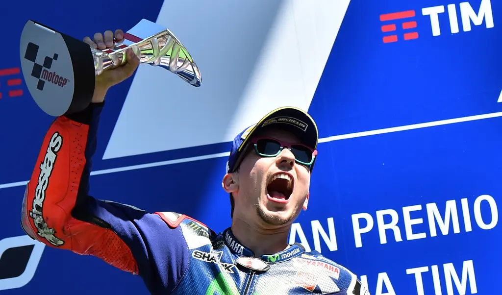 Jorge Lorenzo saat merebut podium juara MotoGP Italia 2016. (AFP/Giuseppe Cacace)