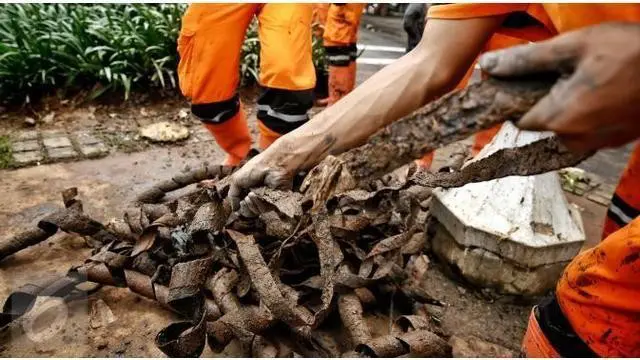 Setelah menemukan tumpukan kulit kabel di saluran Jalan Medan Merdeka Selatan, petugas terus membersihkan saluran air agar tidak terjadi banjir. Setelah 6 hari dibersihkan, tidak hanya kabel tapi benda lain juga ditemukan petugas.