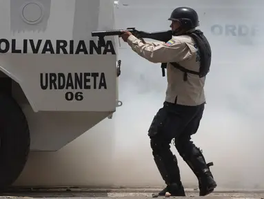 Petugas menembakan peluru karet ke arah anggota oposisi saat bentrokan di Caracas, Venezuela, (4/4). Para demonstran berusaha untuk menemani anggota parlemen oposisi dalam sesi wacana penghapusan Mahkamah Agung. (AP Photo / Ariana Cubillos)