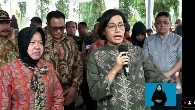 Menteri Keuangan (Menkeu) Sri Mulyani Indrawati bersama Menteri Sosial Tri Rismaharini melakukan kunjungan bersama ke Kabupaten Malang