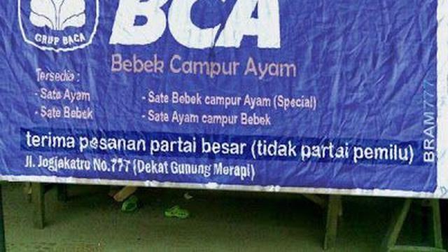 6 Spanduk Penjual Sate Ayam Ini Nyeleneh Banget, Pembeli Ngakak