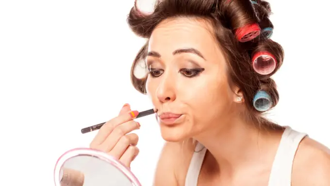 5 Kesalahan Makeup Ini Malah Bikin Kamu Kayak Tante-tante