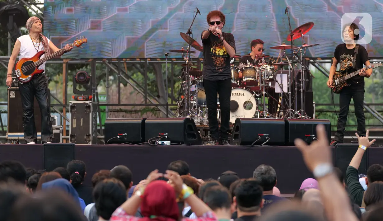 Kelompok musik legendaris God Bless Ahmad Albar (tengah), Ian Antono (kanan) dan Donny Fattah (kiri) beraksi pada The 90's Festival di Jakarta, Sabtu (23/11/2019). Dalam penampilannya, God Bless membawakan sejumlah lagu hits seperti Semut Hitam, Panggung Sandiwara, dan Rumah Kita. (Liputan6.com/Herm