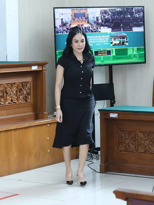 Terdakwa kasus pemerasan dan Tindak Pidana Pencucian Uang (TPPU), Nikita Mirzani sesaat sebelum mengikuti sidang pembacaan putusan di Pengadilan Negeri Jakarta Selatan, Selasa (28/10/2025). (Kapanlagi.com/Budy Santoso)