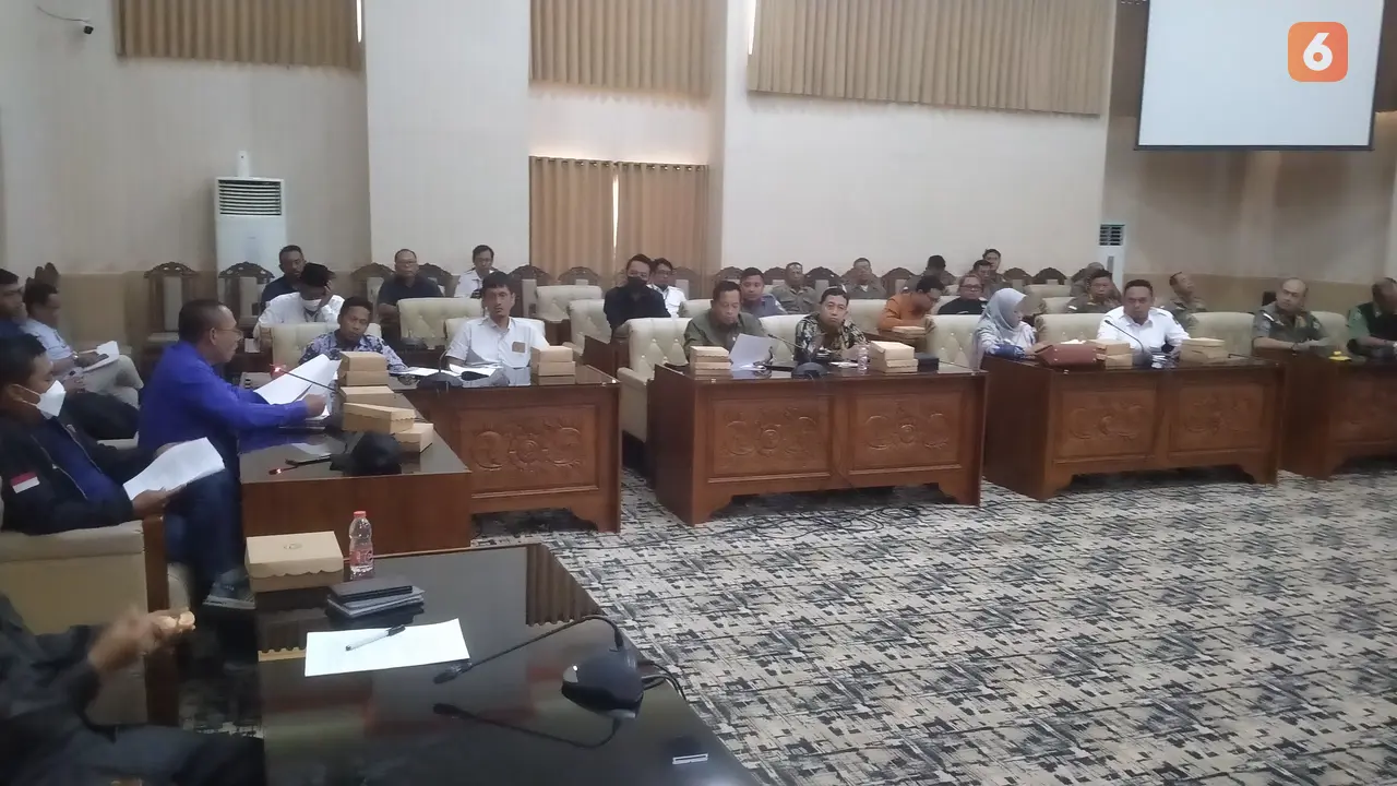 Sekretaris Partai Nasdem Banyuwangi Zamroni (baju Biro) mengikuti rapat dengar pendapat bersama DPRD setempat tentang polemik pencopotan bendera pratai Nasdem (Hermawan Arifianto/Liputan6.com)