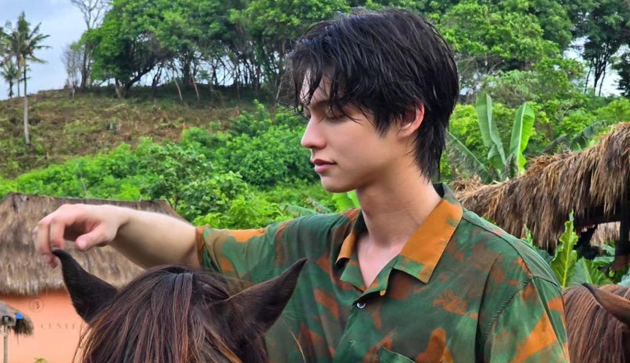 Namun, yang membuat heboh ialah lokasi liburan Bright bersama beberapa temannya. Pasalnya, dirinya tampak menikmati momen liburan di Sumba. (Liputan6.com/IG/@bbrightvc)