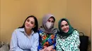 Amy Qanita dan Rieta Amilia sendiri cukup sering tampil bersama saat menghadiri acara. Bahkan, kedekatan keduanya sebagai besan pun kerap membuat banyak netizen iri. (Liputan6.com/IG/@amy_r_qanita)