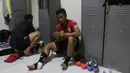 Gelandang Naga Mekes, Defri Rizki bersantai di ruang ganti sebelum pertandingan kedua semi final Piala Presiden melawan Persib di Stadion Si Jalak Harupat, Bandung, Sabtu (10/10/2015). (Bola.com/Vitalis Yogi Trisna)