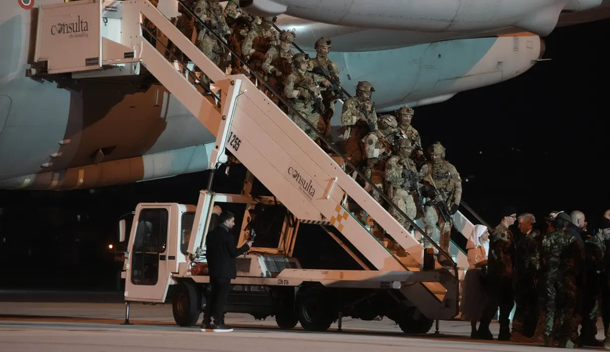<p>Kekacauan di Sudan menyebabkan para diplomat dan pekerja bantuan asing membawa puluhan anak dan ratusan pekerja bantuan serta diplomat pada perjalanan yang berbahaya keluar dari Sudan. (AP Photo/Gregorio Borgia)</p>