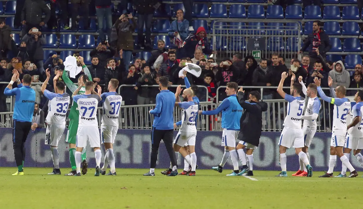 Para pemain Inter Milan menyapa fans usai mengalahkan Cagliari pada lanjutan Serie A di Sardegna Arena Stadium, Cagliari, (25/11/2017). Inter Menang 3-1. (Fabio Murru/ANSA via AP)