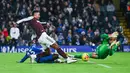 Pemain Aston Villa, Ollie Watkins, berusaha mencetak gol ke gawang Chelsea pada laga Liga Inggris di Stadion Stamford Bridge. (AFP/Glyn Kirk)