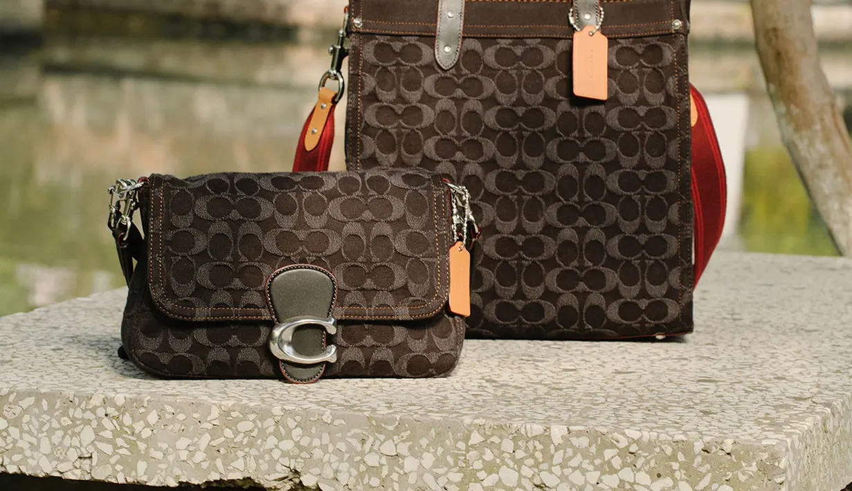 Ada juga Coach Heart Bag dalam warna hitam dengan pillow quilting. [Coach]