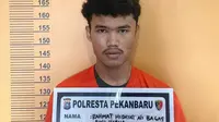 Tersangka pembunuhan di Pekanbaru karena cemburu pacarnya diambil orang yang ditangkap di Makassar. (Liputan6.com/M Syukur)