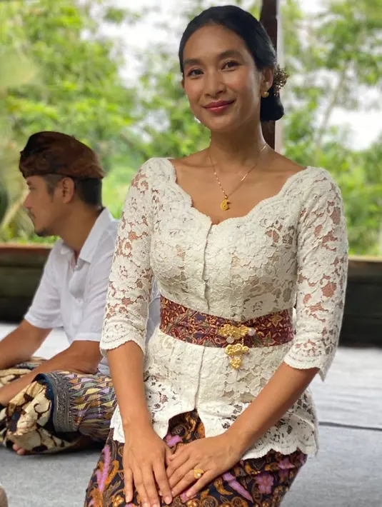 Lewat akun Instagramnya, Happy Salma menceritakan kehidupannya sejak kecil yang sudah mulai menghasilkan pundi-pundi lewat bisnis kecilnya. Ia menyewakan komik saat masih duduk di bangku kelas 4 SD. (Instagram/happysalma)